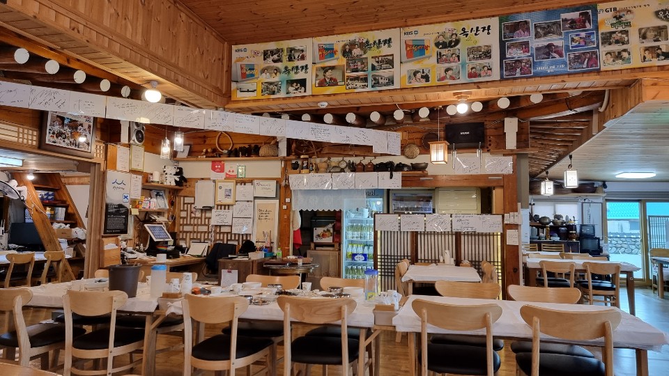 玉山莊的座位很多，屋內是傳統的韓式建築